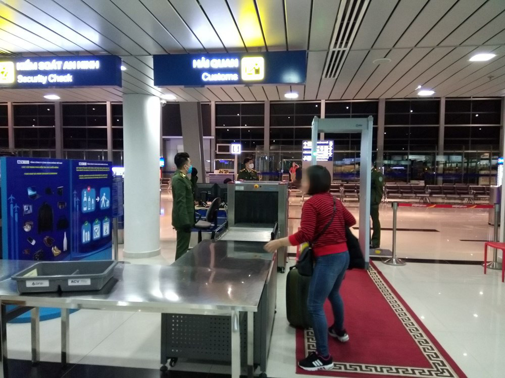Đã tiếp cận nữ hành khách bị vã mồ hôi trên máy nay, bỏ đi ở sân bay Cát Bi