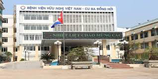 Một người được đưa đến bệnh viện với con dao còn ghim ở ngực
