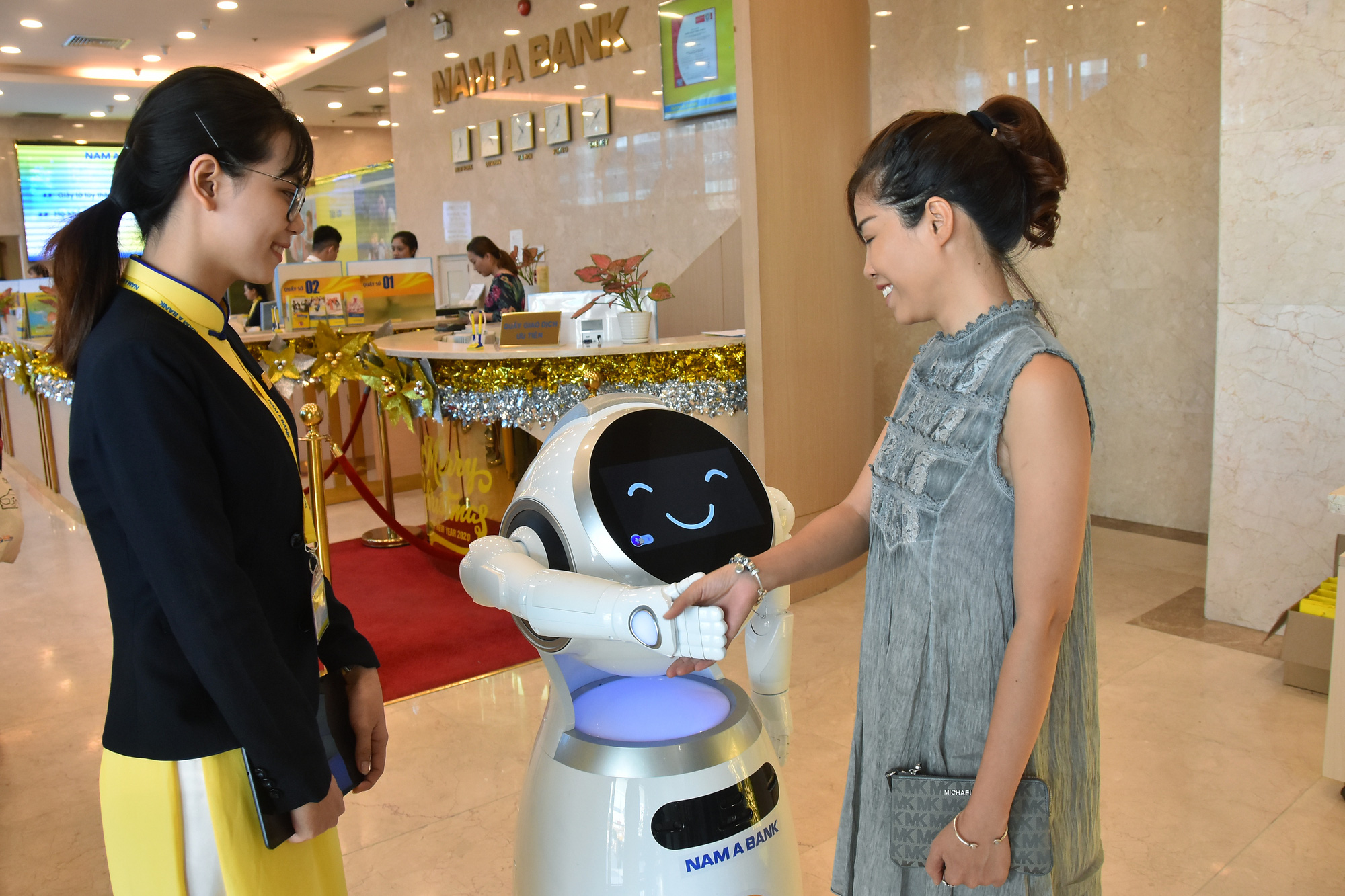 Sếp ngân hàng kể chuyện đưa robot vào "tiếp khách"