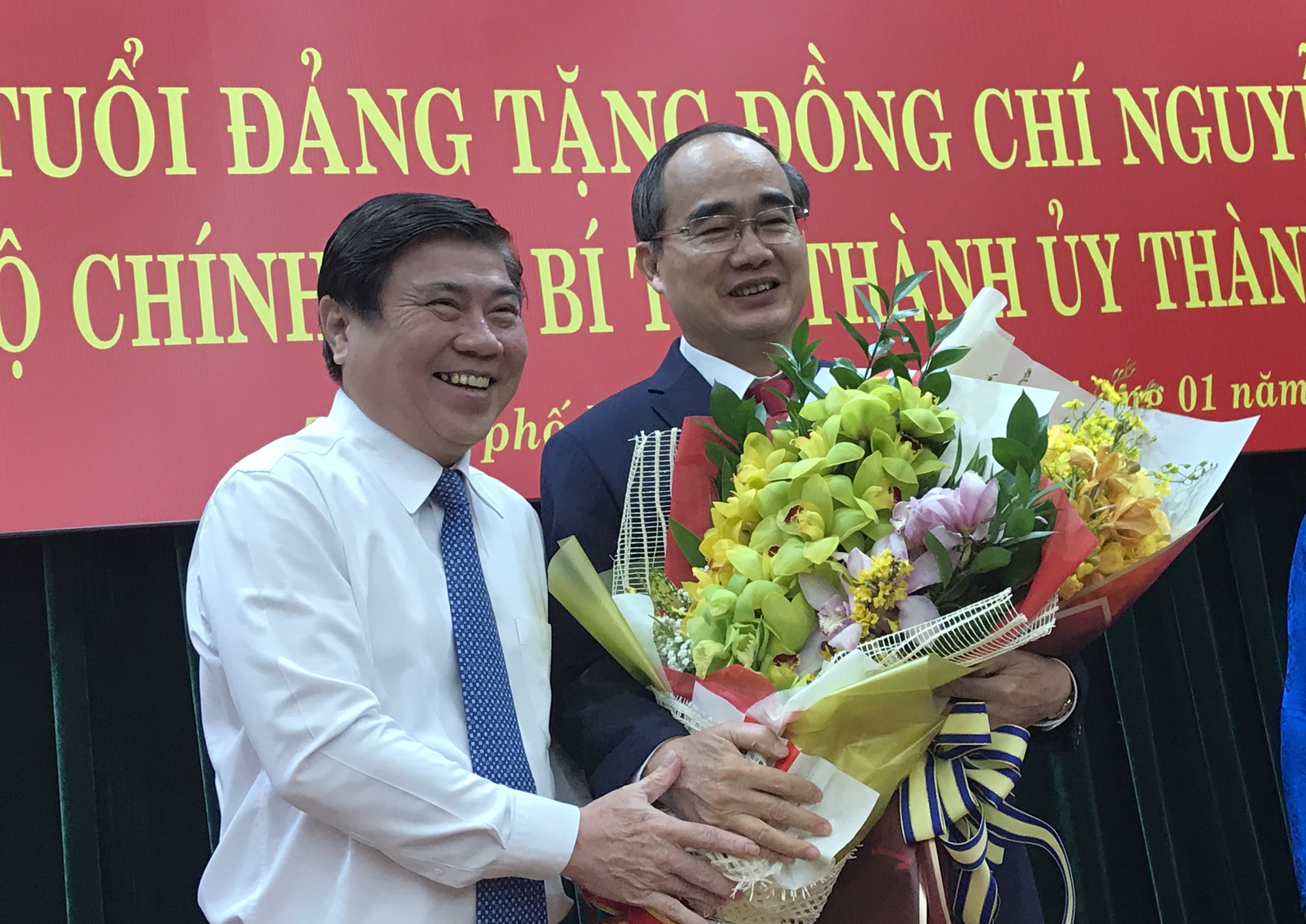 B&iacute; thư Nguyễn Thiện Nh&acirc;n x&uacute;c động khi nhận huy hiệu 40 năm tuổi Đảng - Ảnh 2.