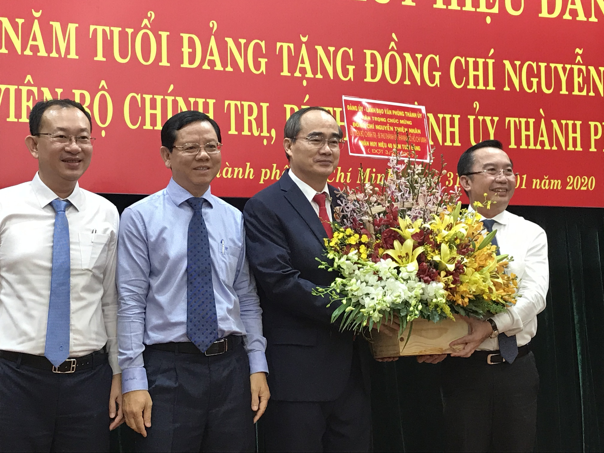 B&iacute; thư Nguyễn Thiện Nh&acirc;n x&uacute;c động khi nhận huy hiệu 40 năm tuổi Đảng - Ảnh 4.