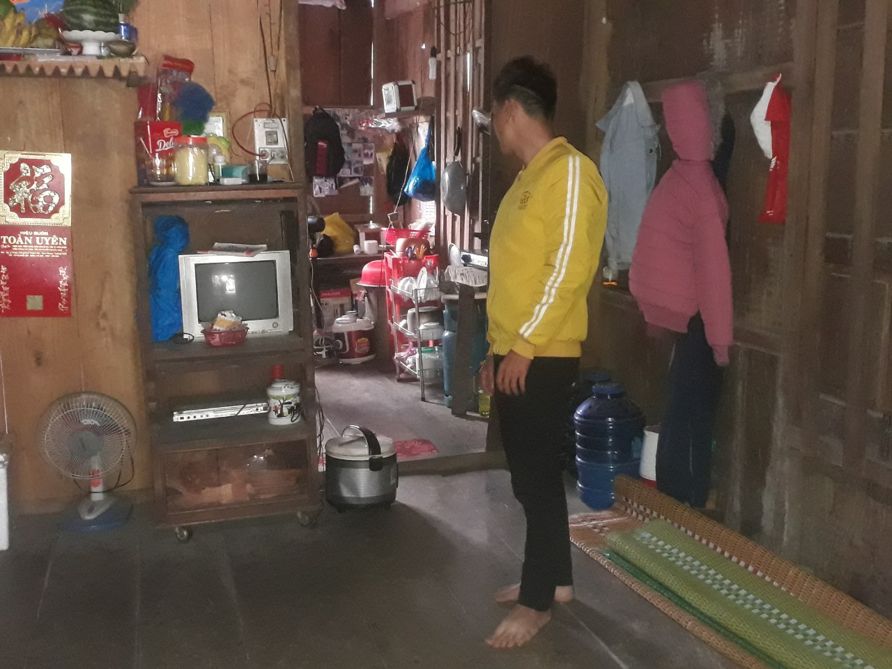 Quảng Nam: Nhậu say, cô gái 19 tuổi lọt vào "mắt đen" của 2 gã bạn học xằng bậy