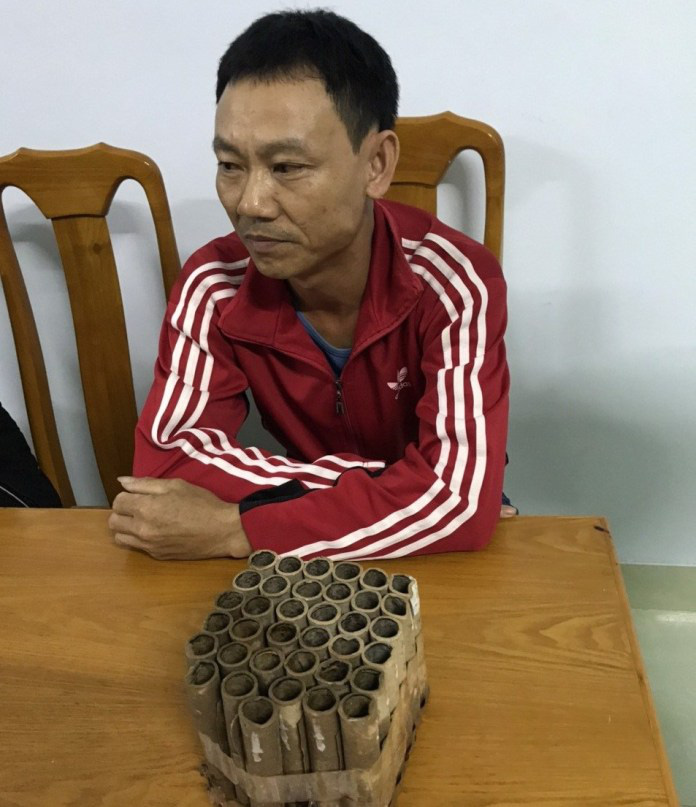Đốt ph&aacute;o c&ograve;n khoe Facebook, thanh ni&ecirc;n &ldquo;nghịch dại&rdquo; bị phạt 1,5 triệu đồng - Ảnh 2.