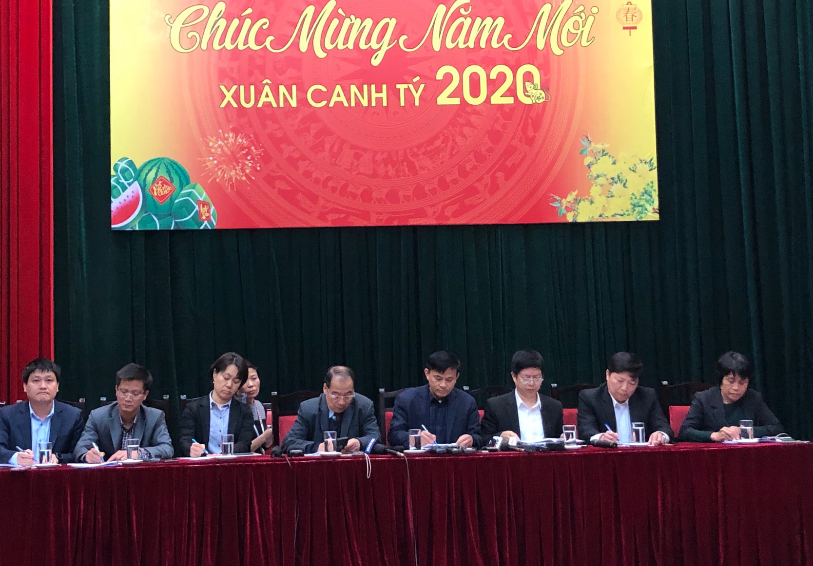 Bộ Y tế khuyến c&aacute;o người d&acirc;n hạn chế đi lễ hội, tới nơi đ&ocirc;ng người để ph&ograve;ng virus corona - Ảnh 2.