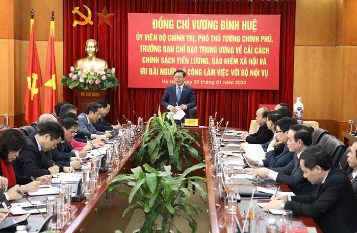Tr&igrave;nh Bộ Ch&iacute;nh trị xem x&eacute;t, quyết định đề &aacute;n tiền lương mới trong 2020 - Ảnh 2.