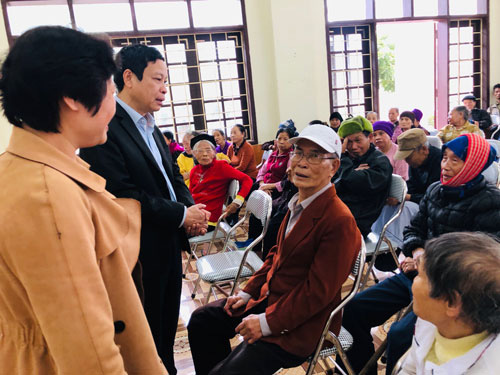 Tặng quà Tết hơn 200 bệnh nhân phong