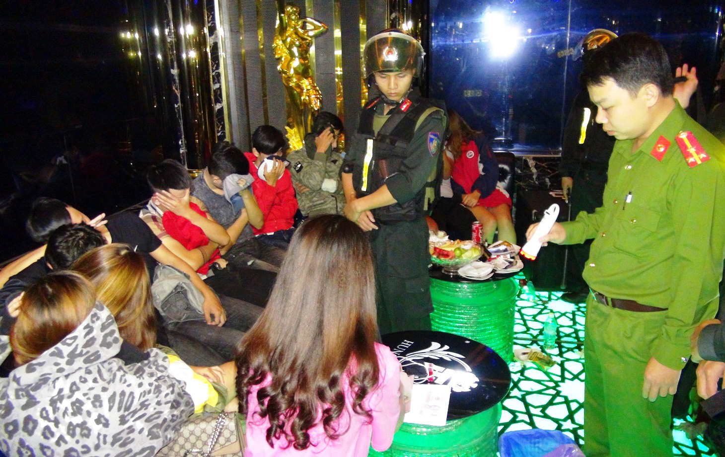 Hơn 50 nam nữ "phê" ma túy tại quán karaoke lúc rạng sáng