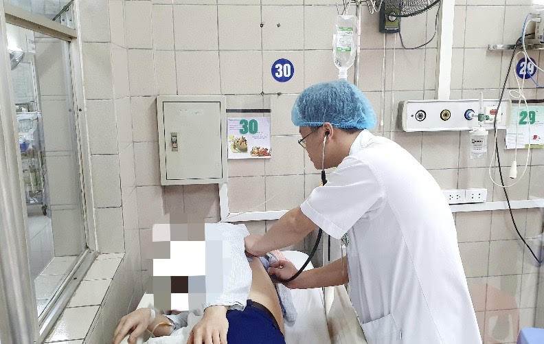 Uống rượu mừng năm mới, 2 thanh ni&ecirc;n h&ocirc;n m&ecirc;, bất tỉnh - Ảnh 1.
