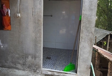 Xông vào phòng tắm giở trò đồi bại với bé gái 9 tuổi