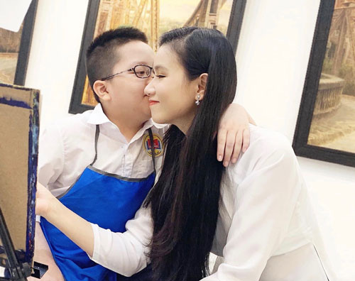 Đam mê dạy vẽ cho trẻ tự kỷ