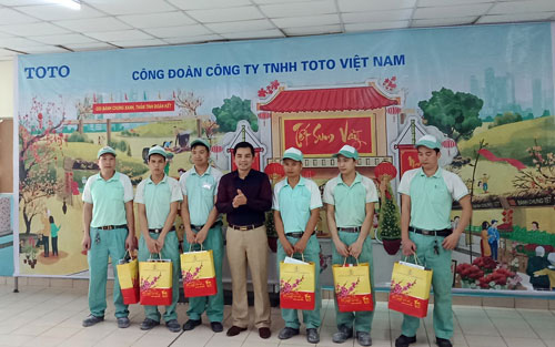 Hà Nội: Công nhân gói bánh chưng tặng người kém may mắn