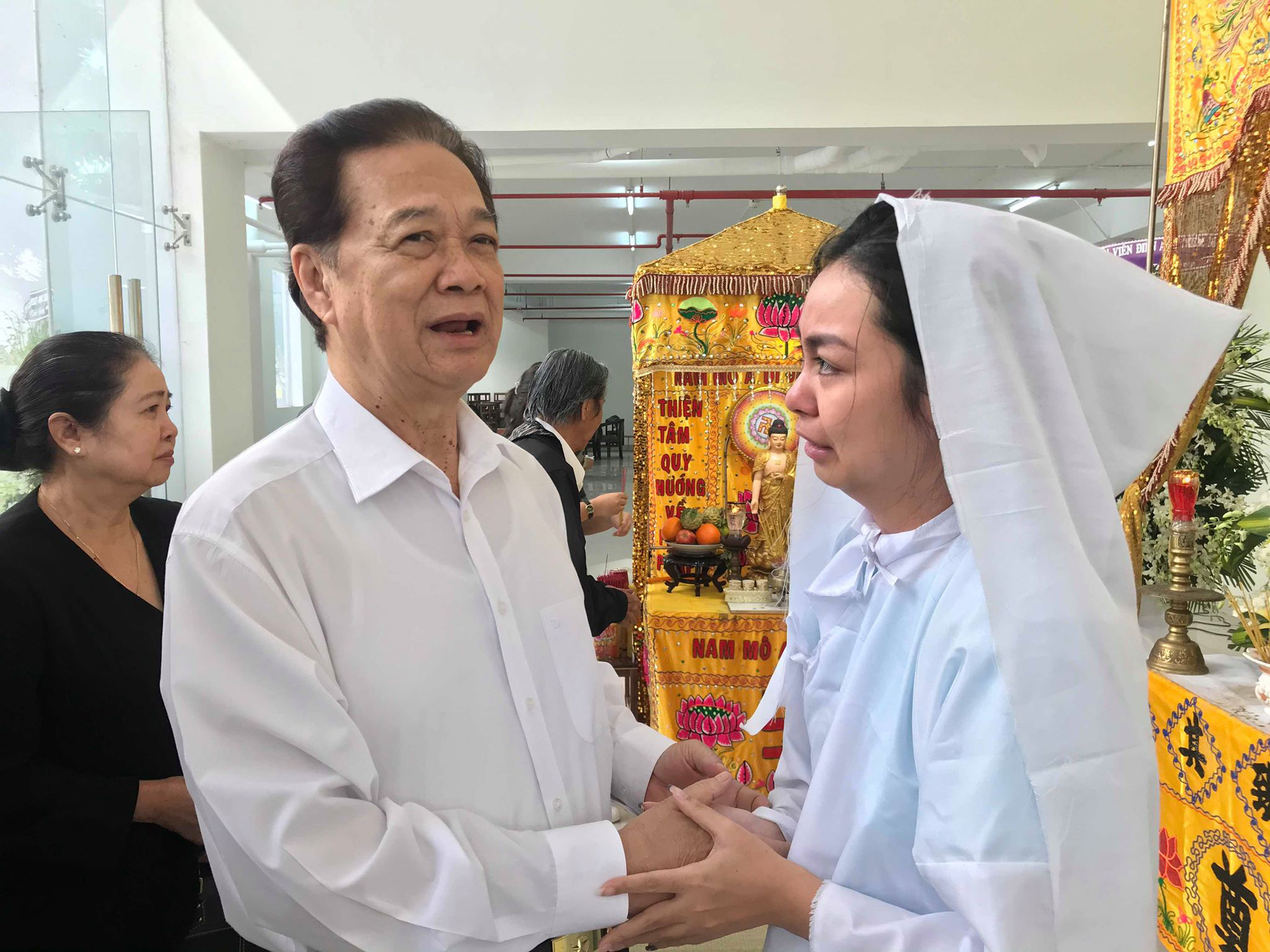 Nguyên thủ tướng Nguyễn Tấn Dũng viếng tang lễ NSƯT Nguyễn Chánh Tín