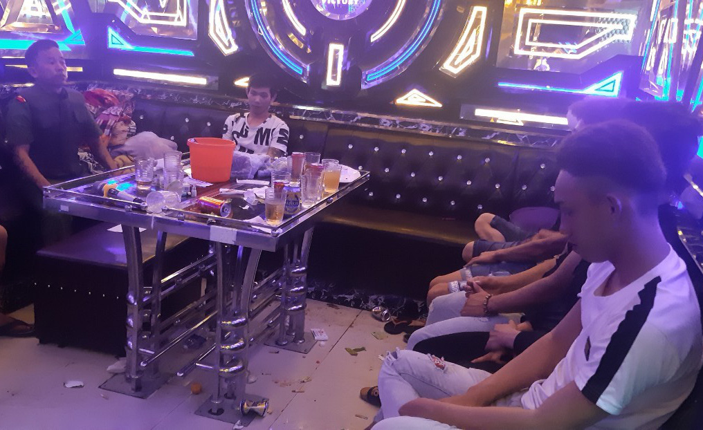34 nam nữ ph&ecirc; ma t&uacute;y trong qu&aacute;n karaoke - Ảnh 1.