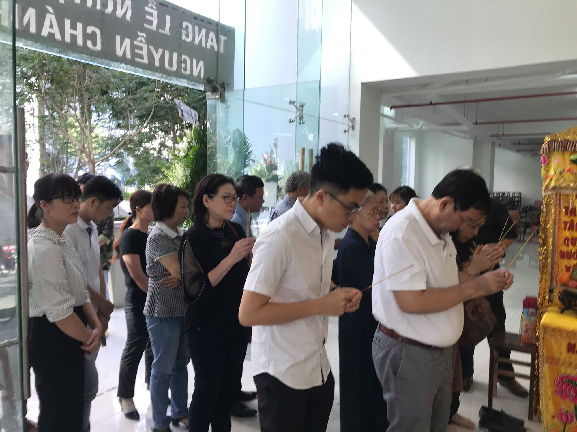 Nguy&ecirc;n thủ tướng Nguyễn Tấn Dũng viếng tang lễ NSƯT Nguyễn Ch&aacute;nh T&iacute;n - Ảnh 6.