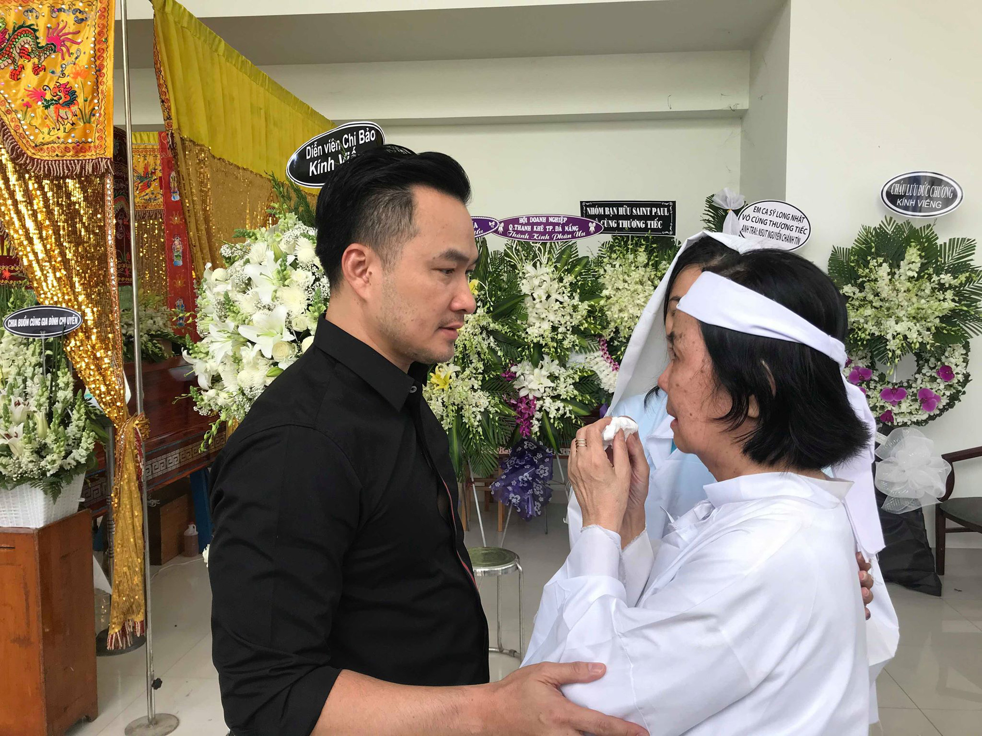 Nguy&ecirc;n thủ tướng Nguyễn Tấn Dũng viếng tang lễ NSƯT Nguyễn Ch&aacute;nh T&iacute;n - Ảnh 4.