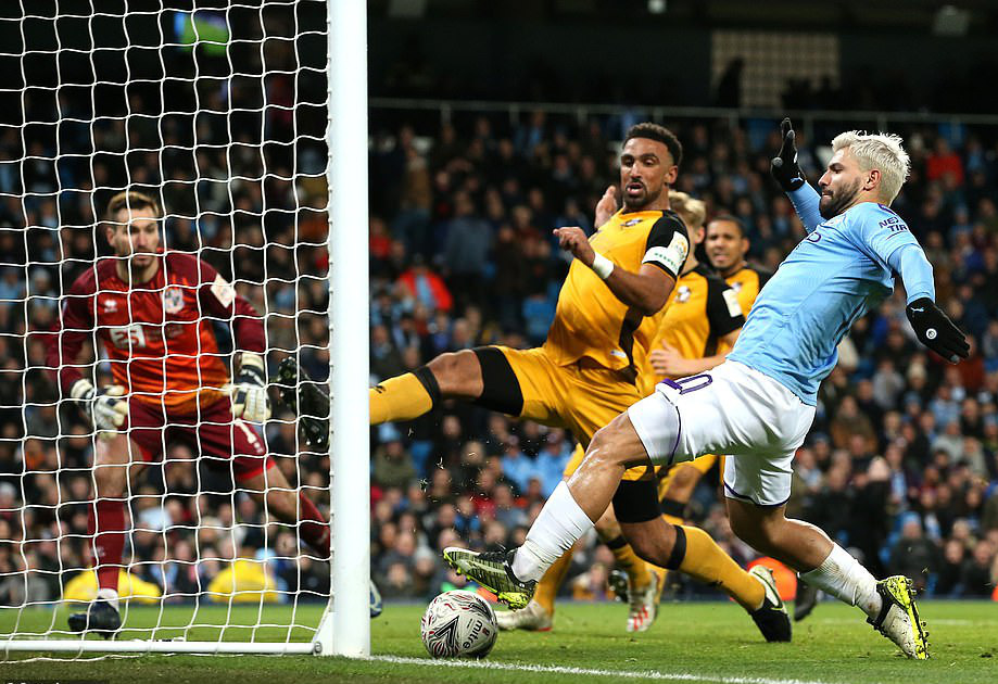 Man United sợ th&oacute;t tim Wolverhampton, Man City đại thắng FA Cup - Ảnh 5.