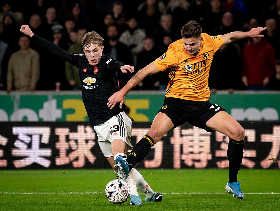 Man United sợ th&oacute;t tim Wolverhampton, Man City đại thắng FA Cup - Ảnh 2.