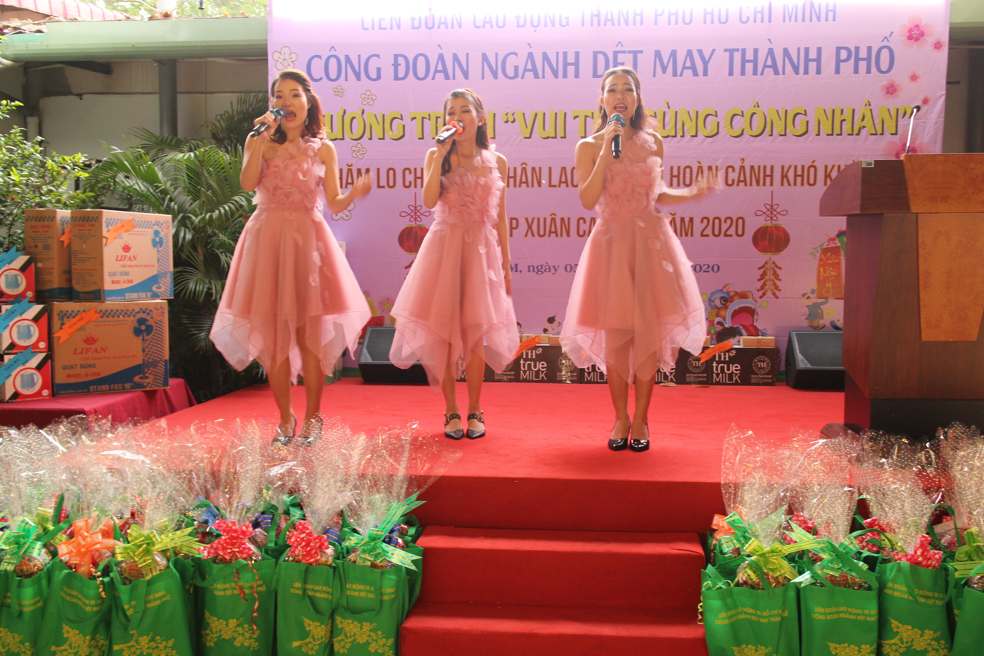 C&ocirc;ng nh&acirc;n Dệt may TP HCM vui Tết sớm - Ảnh 1.