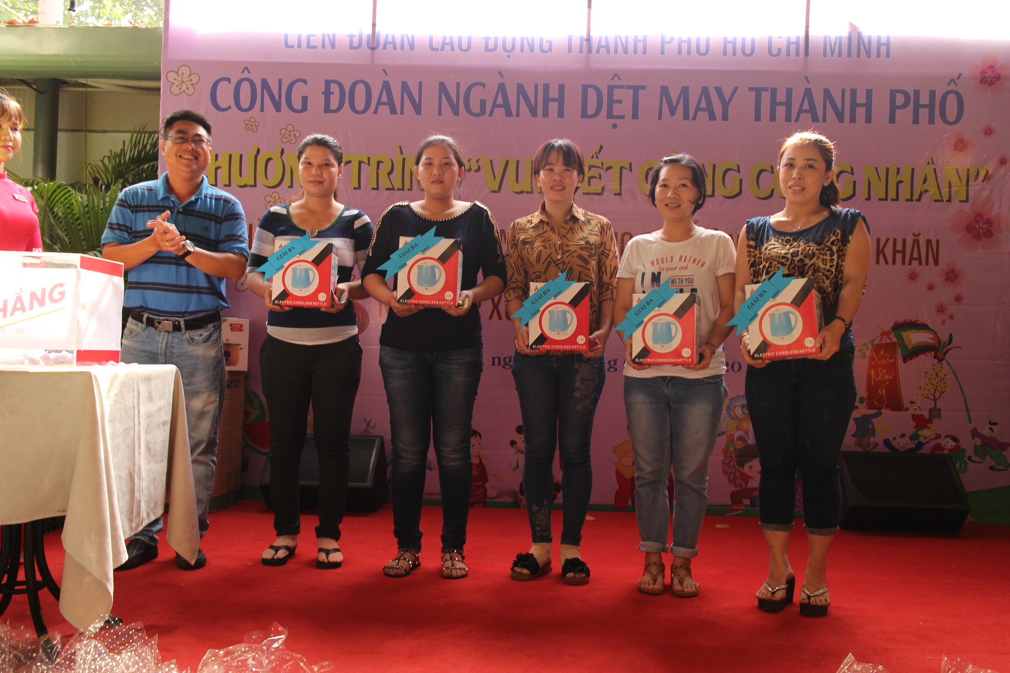 C&ocirc;ng nh&acirc;n Dệt may TP HCM vui Tết sớm - Ảnh 2.