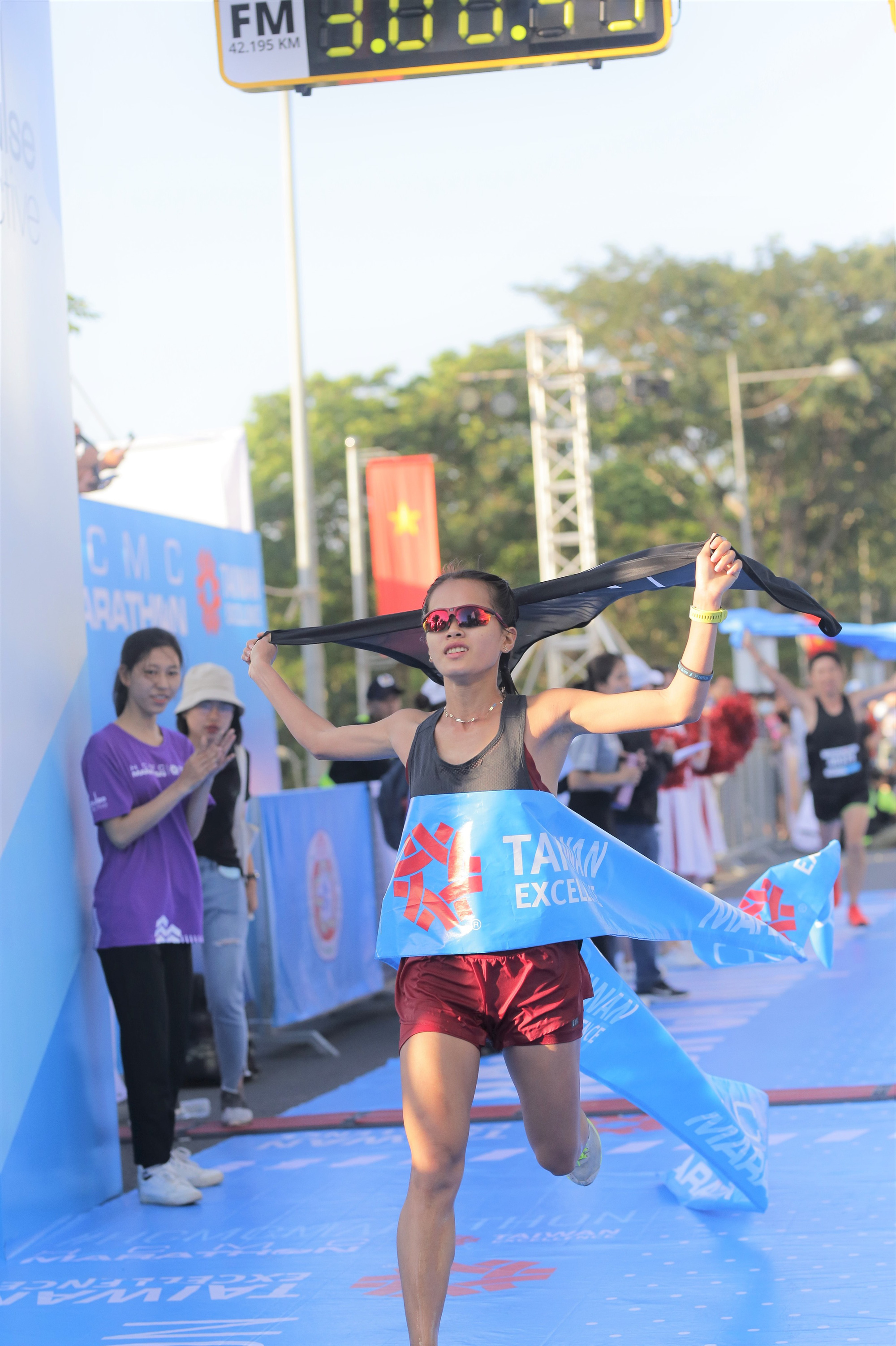 Phạm Thị Hồng Lệ vô địch marathon TP HCM 2020 - Ảnh 1.