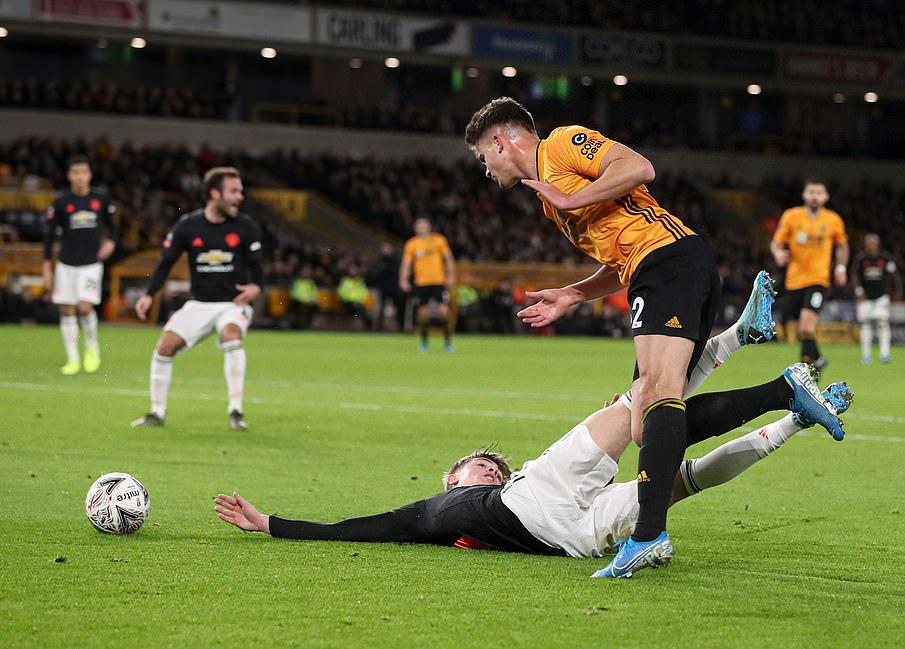 Man United sợ th&oacute;t tim Wolverhampton, Man City đại thắng FA Cup - Ảnh 3.