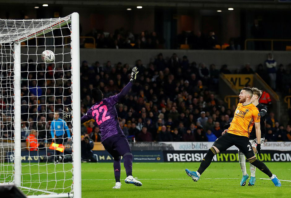 Man United sợ th&oacute;t tim Wolverhampton, Man City đại thắng FA Cup - Ảnh 4.