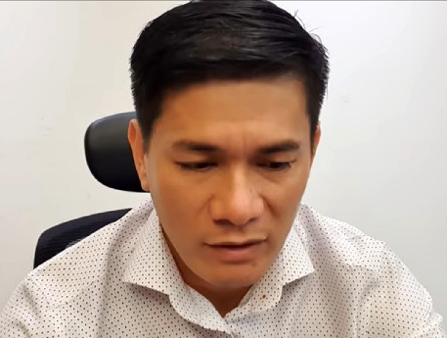 Giám đốc DN ở TP HCM lên YouTube xin lỗi nữ chủ cửa hàng ở Sóc Trăng