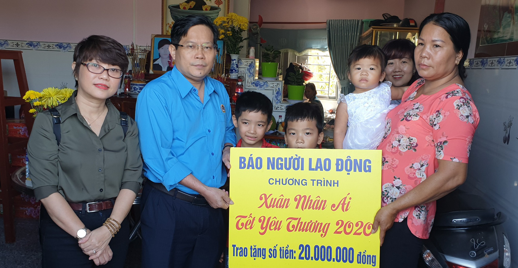 Ấm áp ngày giỗ đầu của đôi vợ chồng nghèo tử nạn dưới bánh xe container
