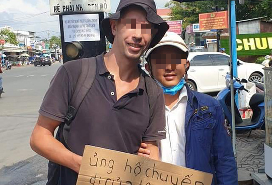 Phú Quốc xuất hiện nhiều người nước ngoài đeo bảng xin tiền