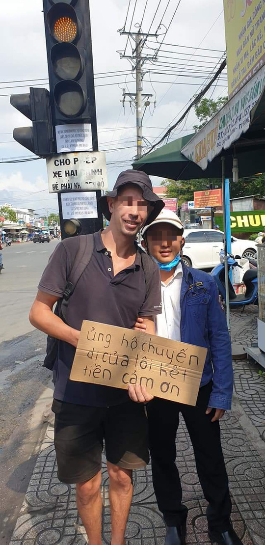 Ph&uacute; Quốc xuất hiện nhiều người nước ngo&agrave;i đeo bảng xin tiền - Ảnh 1.