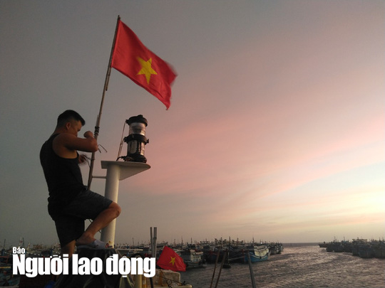 Thiêng liêng trao cờ Tổ quốc trên đảo tiền tiêu Phú Quý