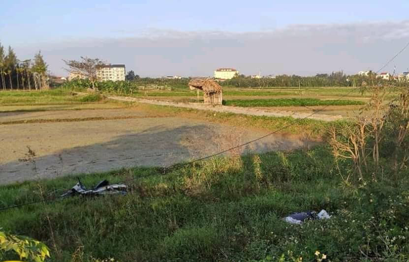 Phát hiện thi thể người đàn ông cùng xe máy bên đường vắng