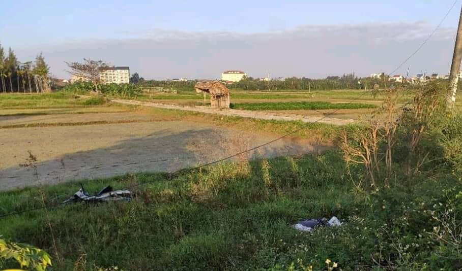 Ph&aacute;t hiện thi thể người đ&agrave;n &ocirc;ng c&ugrave;ng xe m&aacute;y b&ecirc;n đường vắng - Ảnh 1.