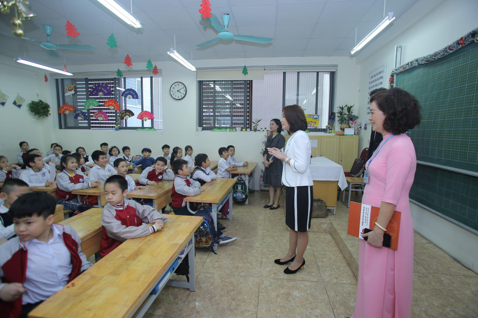 Phu nh&acirc;n Ngoại trưởng Nhật Bản tr&ograve; chuyện với học sinh trường Chu Văn An - Ảnh 6.