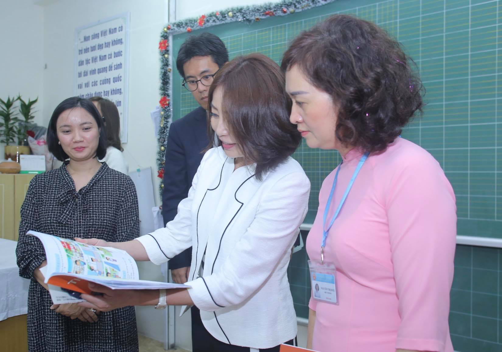 Phu nh&acirc;n Ngoại trưởng Nhật Bản tr&ograve; chuyện với học sinh trường Chu Văn An - Ảnh 7.