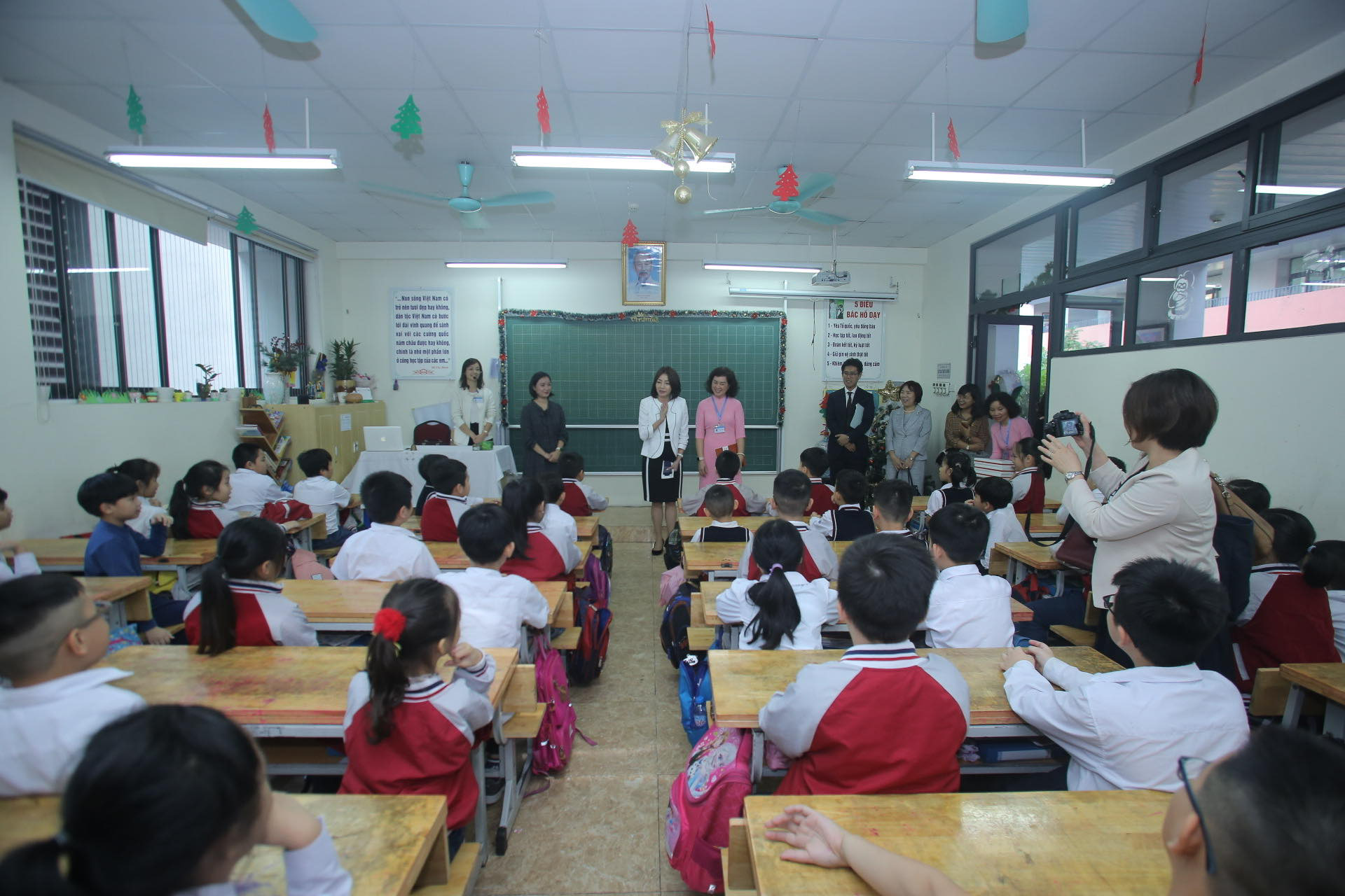 Phu nh&acirc;n Ngoại trưởng Nhật Bản tr&ograve; chuyện với học sinh trường Chu Văn An - Ảnh 8.