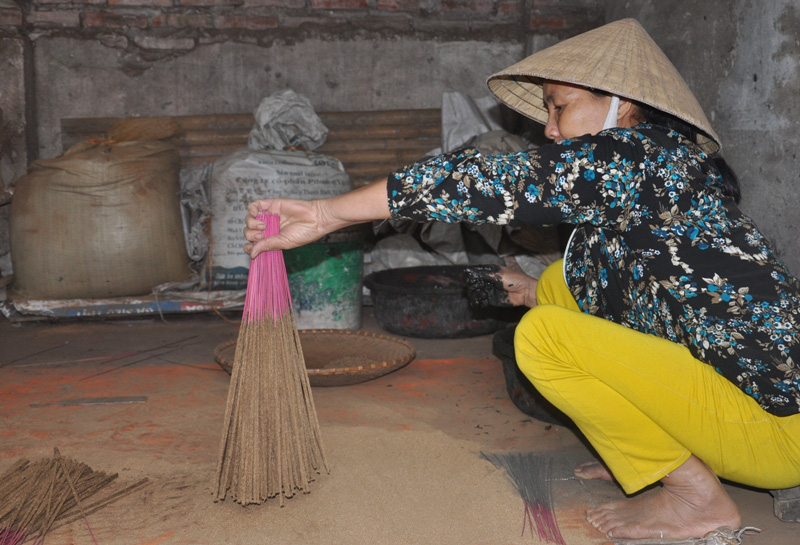 Cận cảnh sự vất vả để làm ra những nén hương thắp Tết cổ truyền - Ảnh 15.