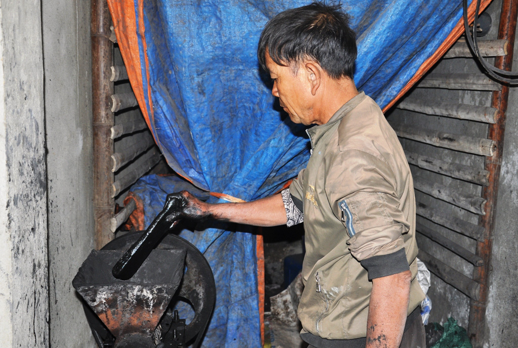 Cận cảnh sự vất vả để làm ra những nén hương thắp Tết cổ truyền - Ảnh 11.