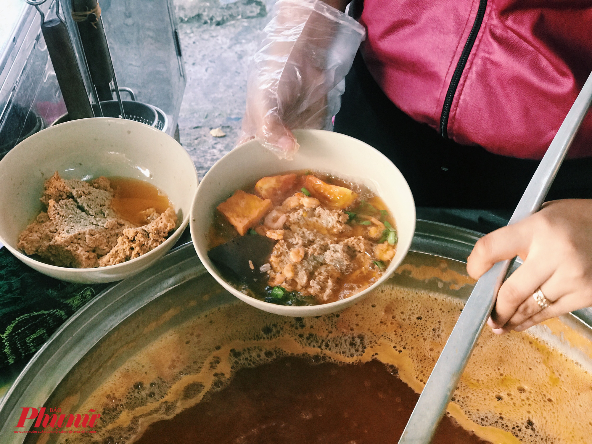H&agrave;ng b&uacute;n ri&ecirc;u lừng danh quận 10 d&acirc;n s&agrave;nh ăn kh&ocirc;ng n&ecirc;n bỏ lỡ - Ảnh 2.