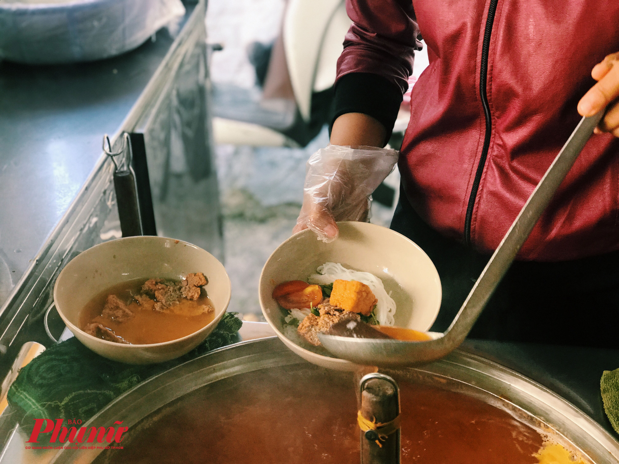 H&agrave;ng b&uacute;n ri&ecirc;u lừng danh quận 10 d&acirc;n s&agrave;nh ăn kh&ocirc;ng n&ecirc;n bỏ lỡ - Ảnh 3.