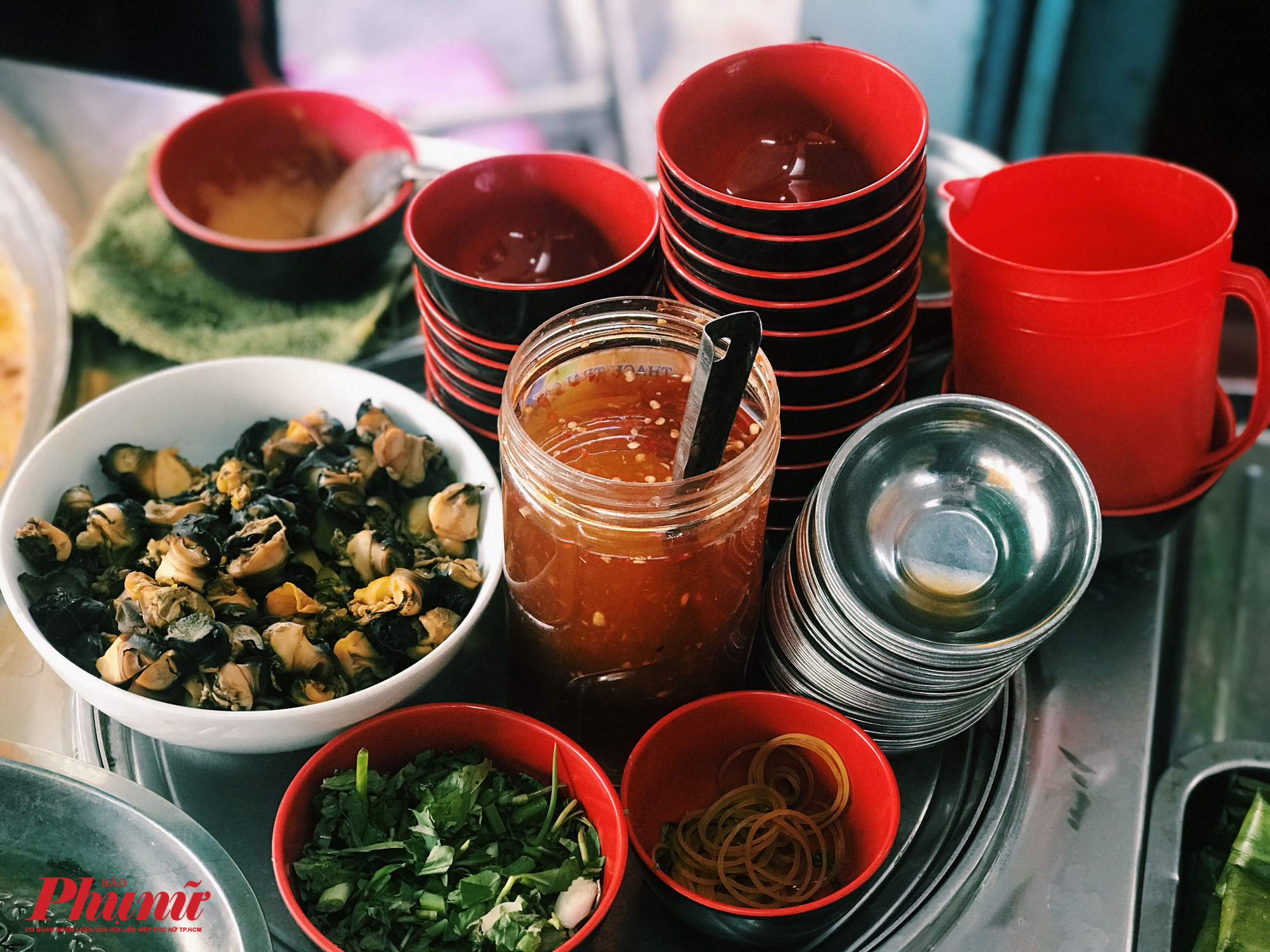 H&agrave;ng b&uacute;n ri&ecirc;u lừng danh quận 10 d&acirc;n s&agrave;nh ăn kh&ocirc;ng n&ecirc;n bỏ lỡ - Ảnh 4.