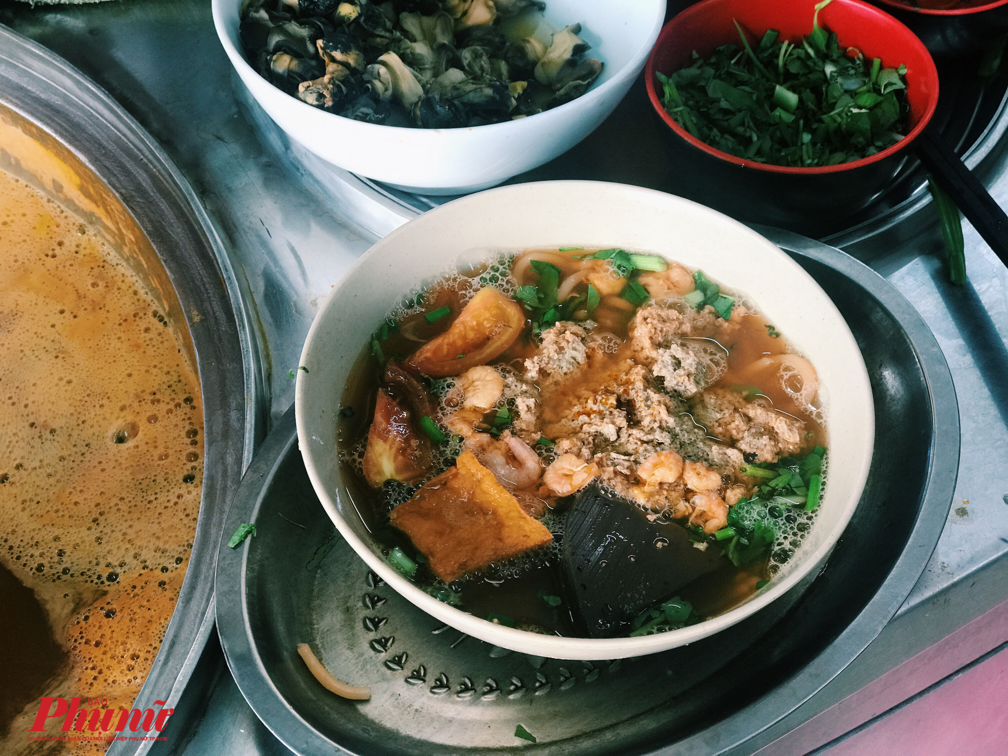 H&agrave;ng b&uacute;n ri&ecirc;u lừng danh quận 10 d&acirc;n s&agrave;nh ăn kh&ocirc;ng n&ecirc;n bỏ lỡ - Ảnh 5.
