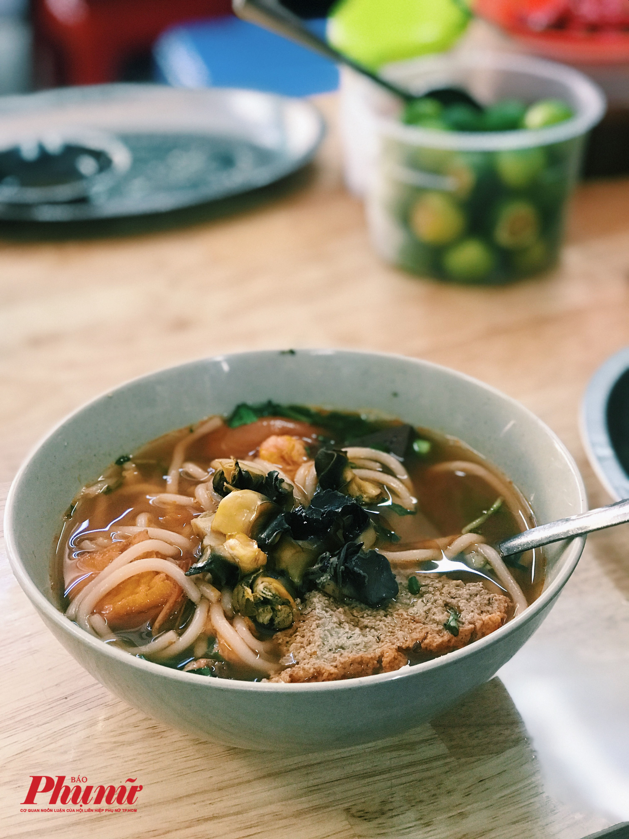 H&agrave;ng b&uacute;n ri&ecirc;u lừng danh quận 10 d&acirc;n s&agrave;nh ăn kh&ocirc;ng n&ecirc;n bỏ lỡ - Ảnh 8.