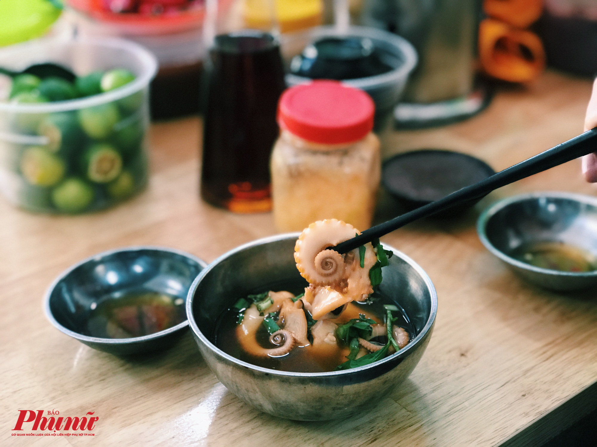 H&agrave;ng b&uacute;n ri&ecirc;u lừng danh quận 10 d&acirc;n s&agrave;nh ăn kh&ocirc;ng n&ecirc;n bỏ lỡ - Ảnh 10.
