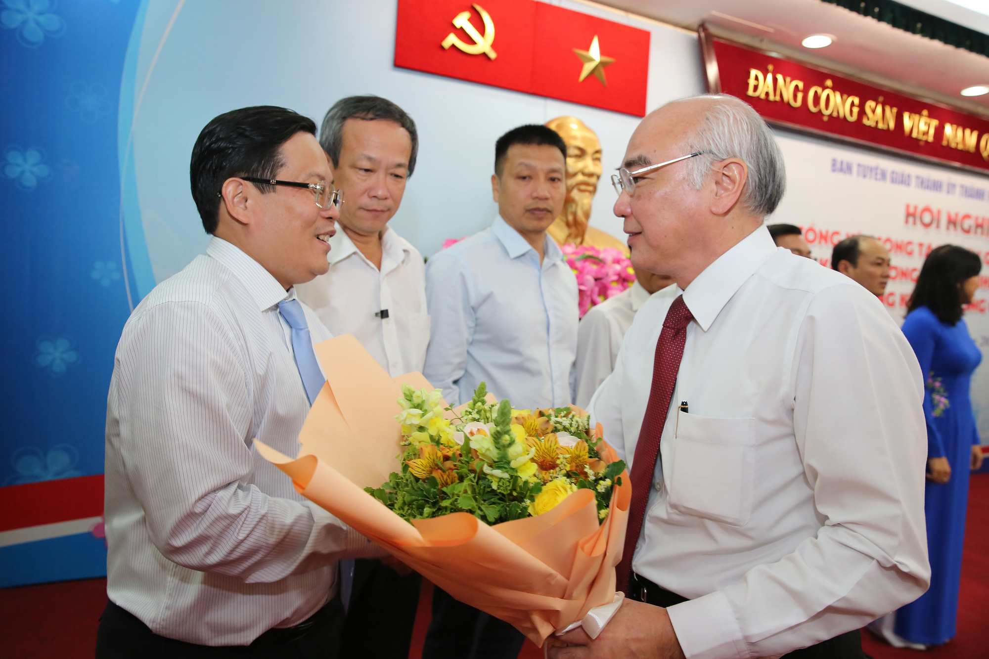 Ph&oacute; B&iacute; thư Thường trực Th&agrave;nh ủy TP HCM trao bằng khen cho B&aacute;o Người Lao Động - Ảnh 2.