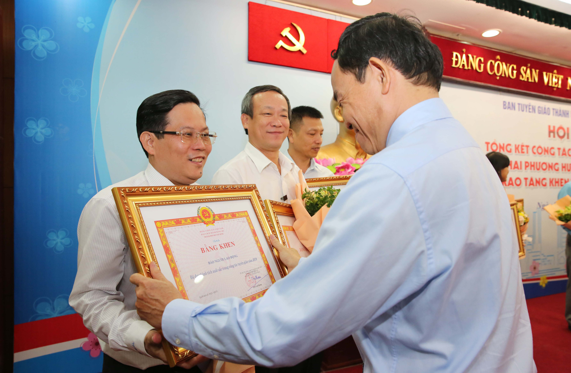 Phó Bí thư Thường trực Thành ủy TP HCM trao bằng khen cho Báo Người Lao Động