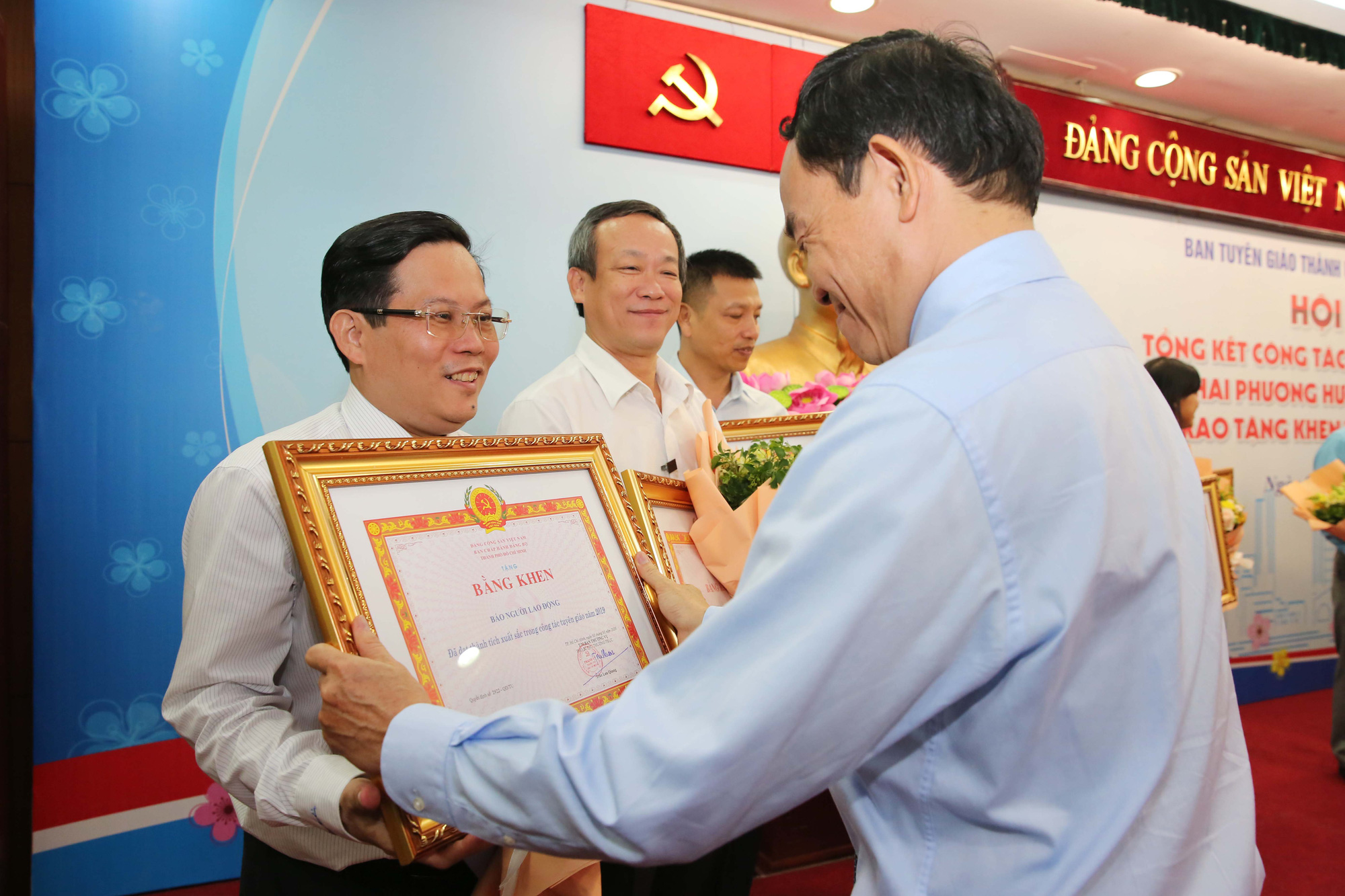 Ph&oacute; B&iacute; thư Thường trực Th&agrave;nh ủy TP HCM trao bằng khen cho B&aacute;o Người Lao Động - Ảnh 1.