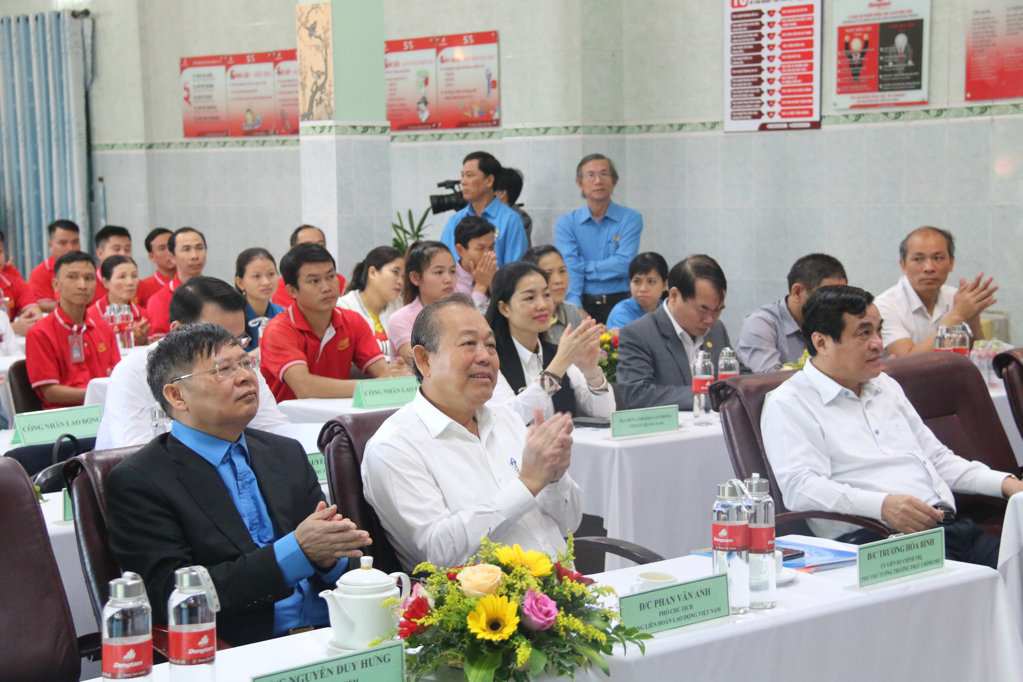 Phó Thủ tướng Thường trực Trương Hòa Bình tặng 400 suất quà Tết ở Quảng Nam - Ảnh 6.
