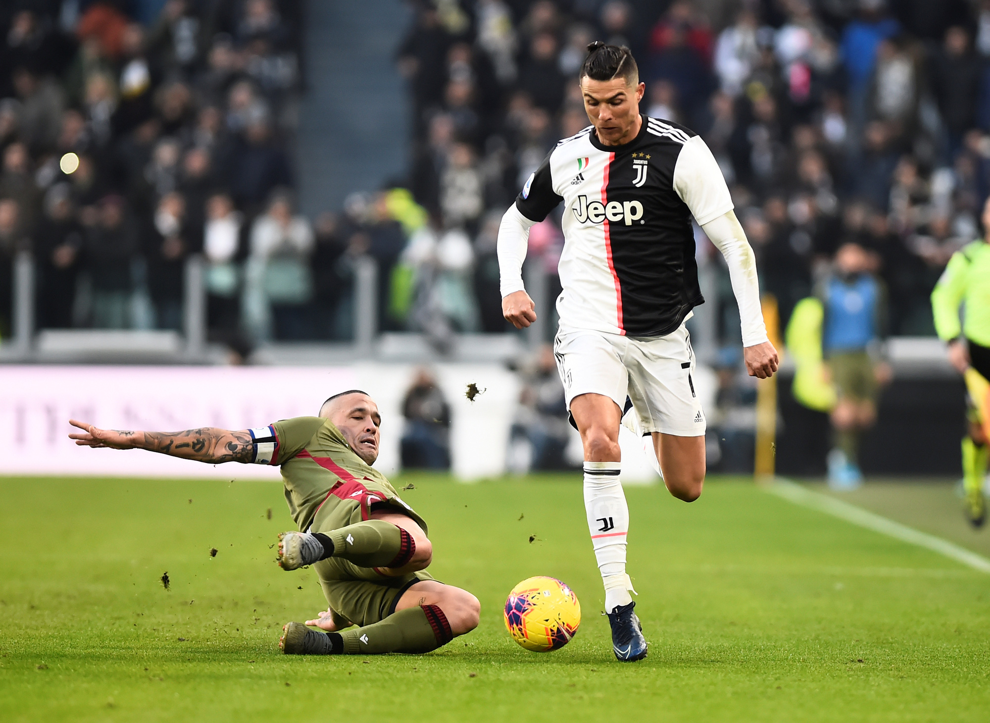 Ronaldo bắt kịp th&agrave;nh t&iacute;ch ghi b&agrave;n của Messi sau khi lập hat-trick v&agrave;o lưới Cagliari - Ảnh 3.