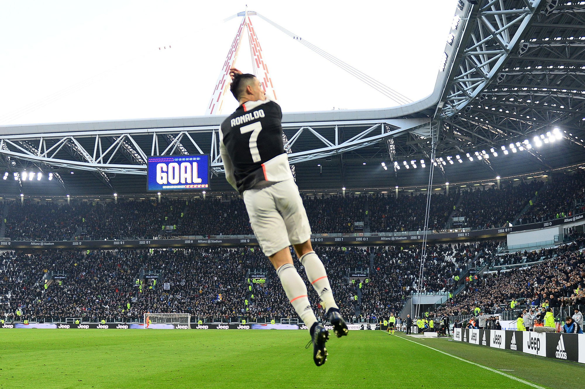 Ronaldo bắt kịp th&agrave;nh t&iacute;ch ghi b&agrave;n của Messi sau khi lập hat-trick v&agrave;o lưới Cagliari - Ảnh 5.